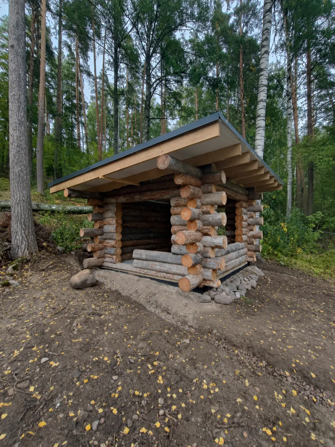 Компактная беседка из Кело в лесу