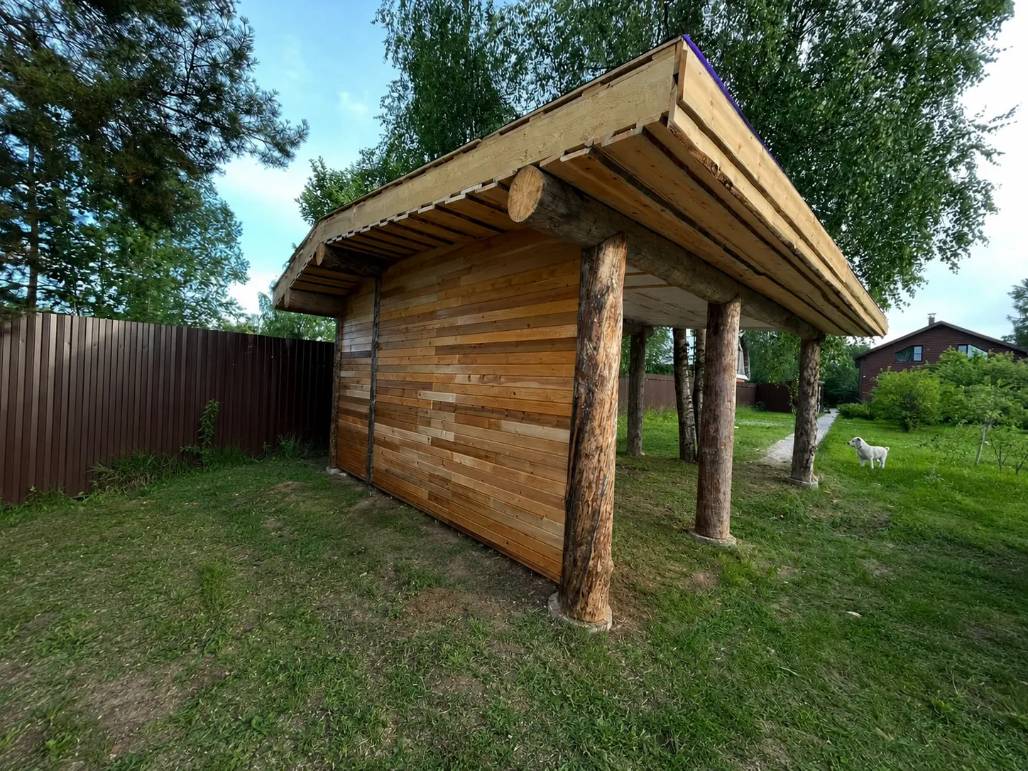 Беседка из Кело с закрытой хозяйственной частью